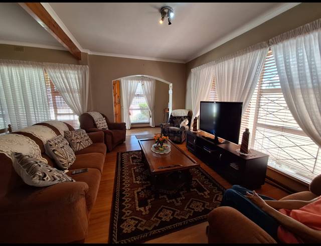 3 BEDROOM HOUSE TO LET IN FAIRWAYS